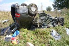 Nehoda na R35: Auto vylétlo ze sinice, zemřeli dva muži