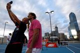Dánka nezkazí žádnou legraci, proto si hned udělala  spolu se svým tenisovým kolegou "selfíčko" s pozadím hlavního města státu Victoria...
