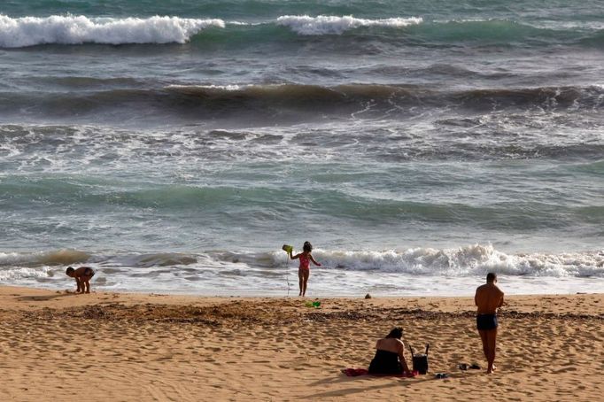 Typický letní obrázek nabídla 21. června Malta: Koupání na oblíbené Golden Bay, která se táhne podél severozápadního pobřeží ostrova.