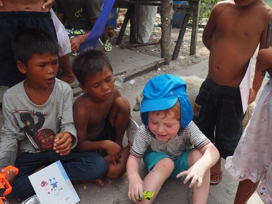 Zádumčivý Kryštof se v Thajsku nebál si hrát s ostatními dětmi. 
