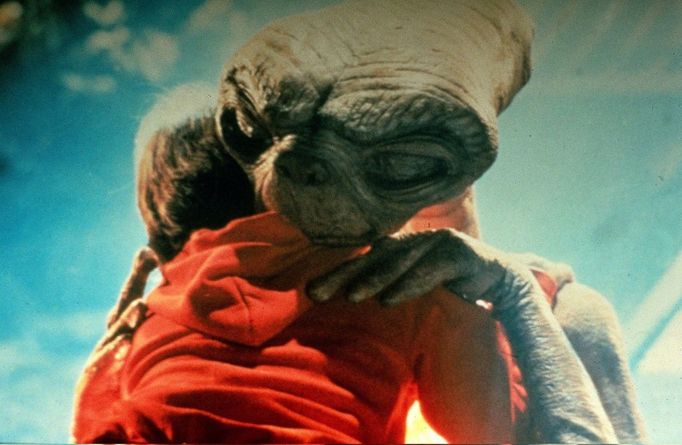 Od doby, kdy filmová postava E.T. mimozemšťana poprvé zazářila na „stříbrném“ plátně uplynulo dlouhých 30 let. Nezdá se ovšem, že by "zub času" nějak oslabil kouzlo tohoto kultovního filmu. Tedy aspoň z pohledu soudobé generace třicátníků, kteří tento film pamatují ze svého dětství. Jakpak asi budeme vnímat film E.T. - Mimozemšťan za příštích 30 let? Budeme se na něj koukat v edici pro "pamětníky"? No uvidíme…