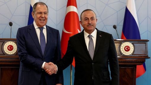 Ruský ministr obrany Sergej Lavrov (vlevo) a jeho turecký protějšek Mevlüt Çavuşoglu.