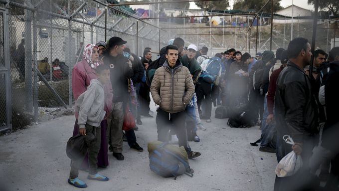 Uprchlíci čekají na řeckém ostrově Lesbos na registraci.