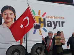 Kampaň proti změnám ústavy před referendem v Turecku.