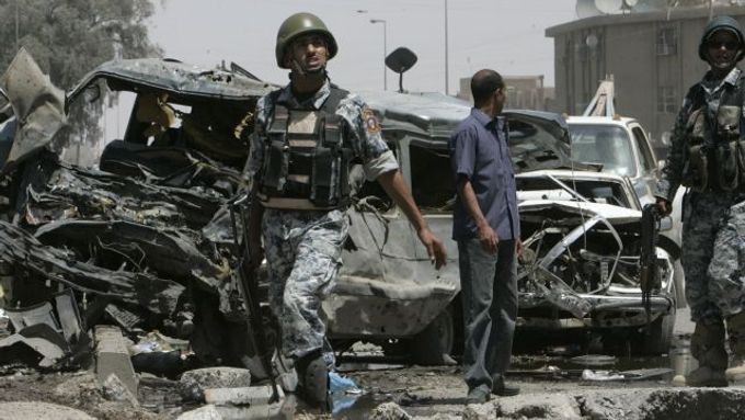 Iráčtí vojáci u jednoho z míst,kde v Bagdádu explodovaly bomby.