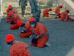 Veřejnost nezneklidňuje jen kubánské Guantánamo. Věznice praskají ve švech.