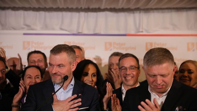 Peter Pellegrini a Robert Fico na tiskové konferenci po Pellegriniho vítězství v prezidentských volbách na Slovensku.