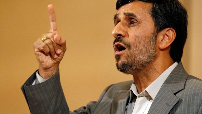 S tím, kdo na nás vezme hůl rezoluce, jednat nebudeme, varoval Ahmadínežád.