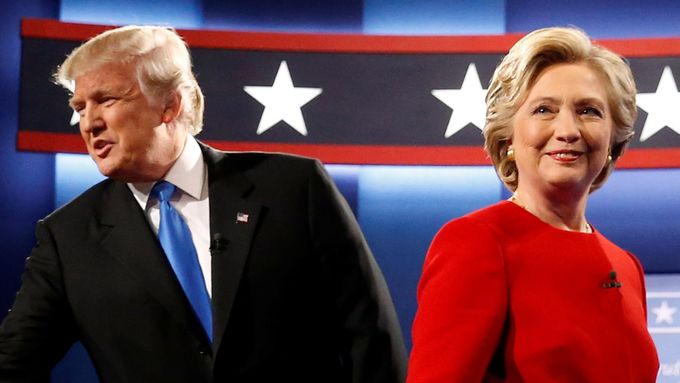 Donald Trump a Hillary Clintonová na podiu, kde svedli svůj první televizní duel