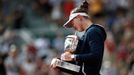 Barbora Krejčíková s trofejí pro vítězku French Open