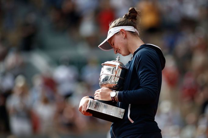 Barbora Krejčíková s trofejí pro vítězku French Open