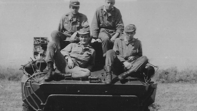 Vojáci s obrněným transportérem OT-65.
