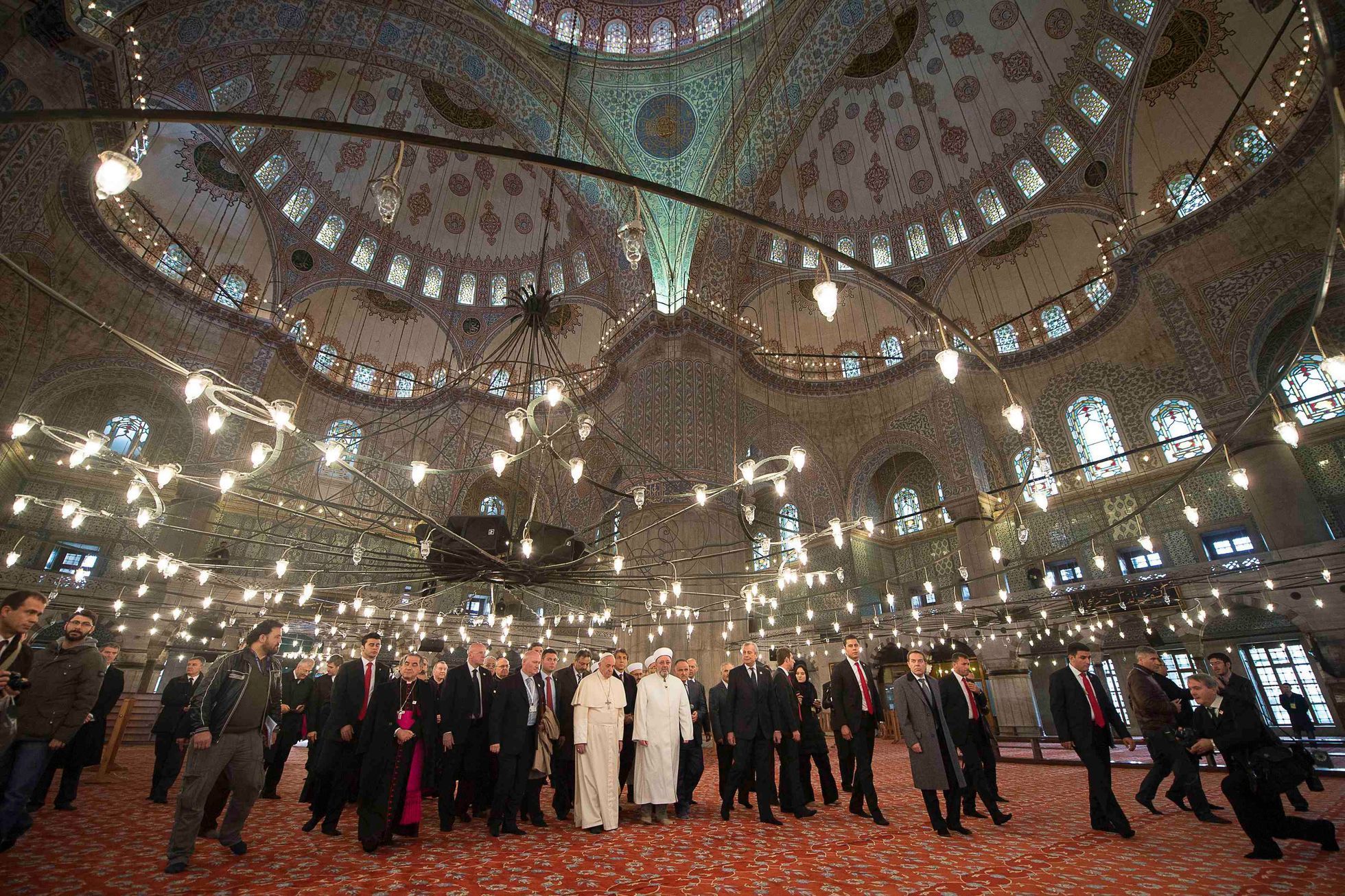 Papež František v Modré mešitě v Istanbulu.