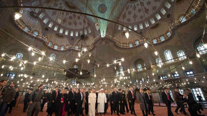 Papež František v Modré mešitě v Istanbulu.