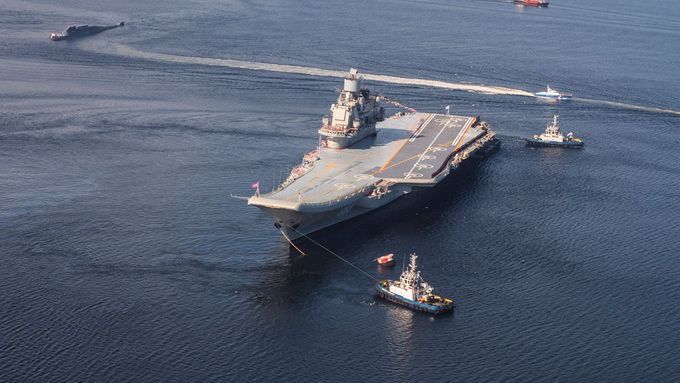 Jediná ruská letadlová loď Admirál Kuzněcov opustila po několika letech oprav suchý dok.