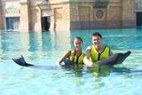 Tomáš Hertl vyrazil na dovolenou do Dubaje i se svou přítelkyní Anetou. Hráli si s delfíny...