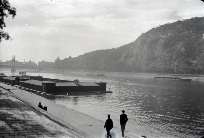 Bělehradské nábřeží od Alžbětinského mostu směrem k mostu Svobody v Budapešti na fotografii z roku 1934