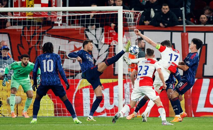 Souboj Bena Whitea a Lukáše Provoda, po němž nebyla odpískána penalta v zápase Ligy mistrů Slavia - Arsenal.