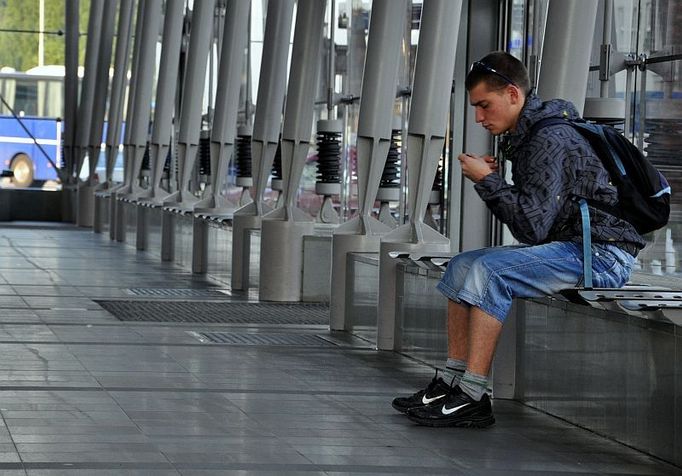 Někteří cestujcí na prázdném nádraží v Ostravě-Svinově kolem 6.00 posedávali i navzdory stávce. Většinou čekali na náhradní autobusy - například do Českého Těšína