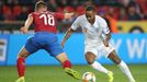 Jan Bořil a Raheem Sterling v utkání kvalifikace ME 2020 Česko - Anglie