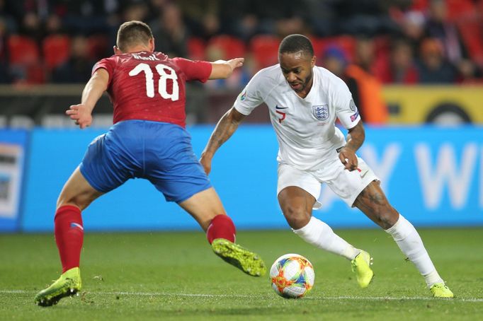 Jan Bořil a Raheem Sterling v utkání kvalifikace ME 2020 Česko - Anglie