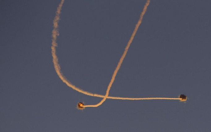 Smoke trails are seen as an Iron Dome intercepts a rocket which was launched from Gaza, near the southern town of Sderot November 15, 2012. A Hamas rocket killed three Israelis north of the Gaza Strip on Thursday, drawing the first blood from Israel as the Palestinian death toll rose to 15 in a military showdown lurching closer to all-out war with an invasion of the enclave. REUTERS/Ronen Zvulun (ISRAEL - Tags: CIVIL UNREST POLITICS MILITARY TPX IMAGES OF THE DAY) Published: Lis. 15, 2012, 9:29 odp.