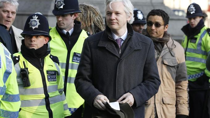 Julian Assange přichází k soudu.