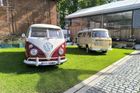 Volkswagen Transporter má dlouhou historii. Na snímku jeho první a druhá generace.