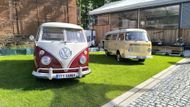 Volkswagen Transporter má dlouhou historii. Na snímku jeho první a druhá generace.