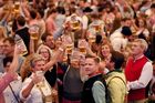 Mnichov se v neděli po více než dvou týdnech rozloučil s tradičním pivním festivalem Oktoberfest.