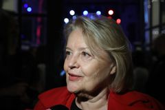 Sněmovna by mohla navrhnout na vyznamenání Kunderu, Vášáryovou či Radkina Honzáka
