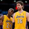 Basketbalisté Los Angeles Lakers Kobe Bryant a Pau Gasol v utkání NBA 2012/13 proti Dallasu Maverics.