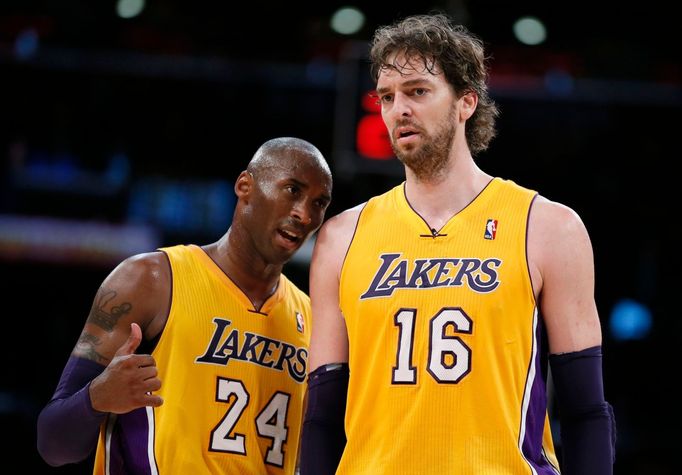 Basketbalisté Los Angeles Lakers Kobe Bryant a Pau Gasol v utkání NBA 2012/13 proti Dallasu Maverics.