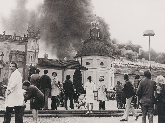 Hasiči dorazili na místo požáru se zpožděním, protože se museli potýkat s řadou nesnází.