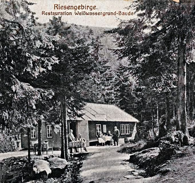 Bouda u Bílého Labe v Krkonoších. Snímek přibližně z roku 1915