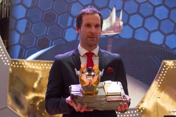 Fotbalista roku 2015: Petr Čech s vítěznou trofejí