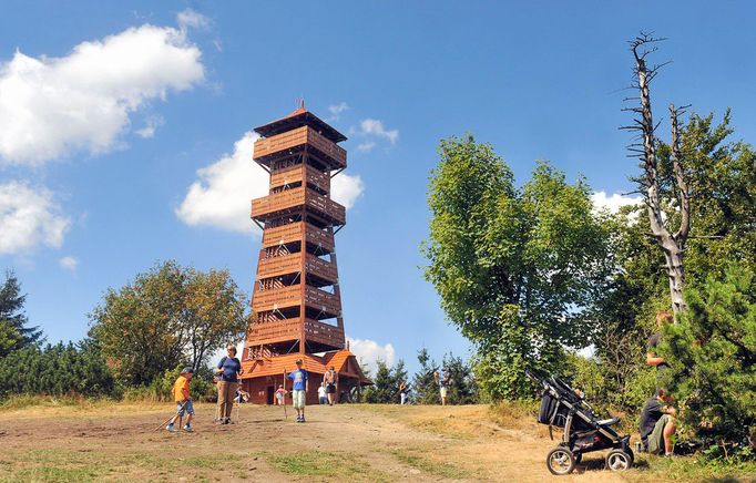 Rozhledna na beskydském vrcholu Velký Javorník.