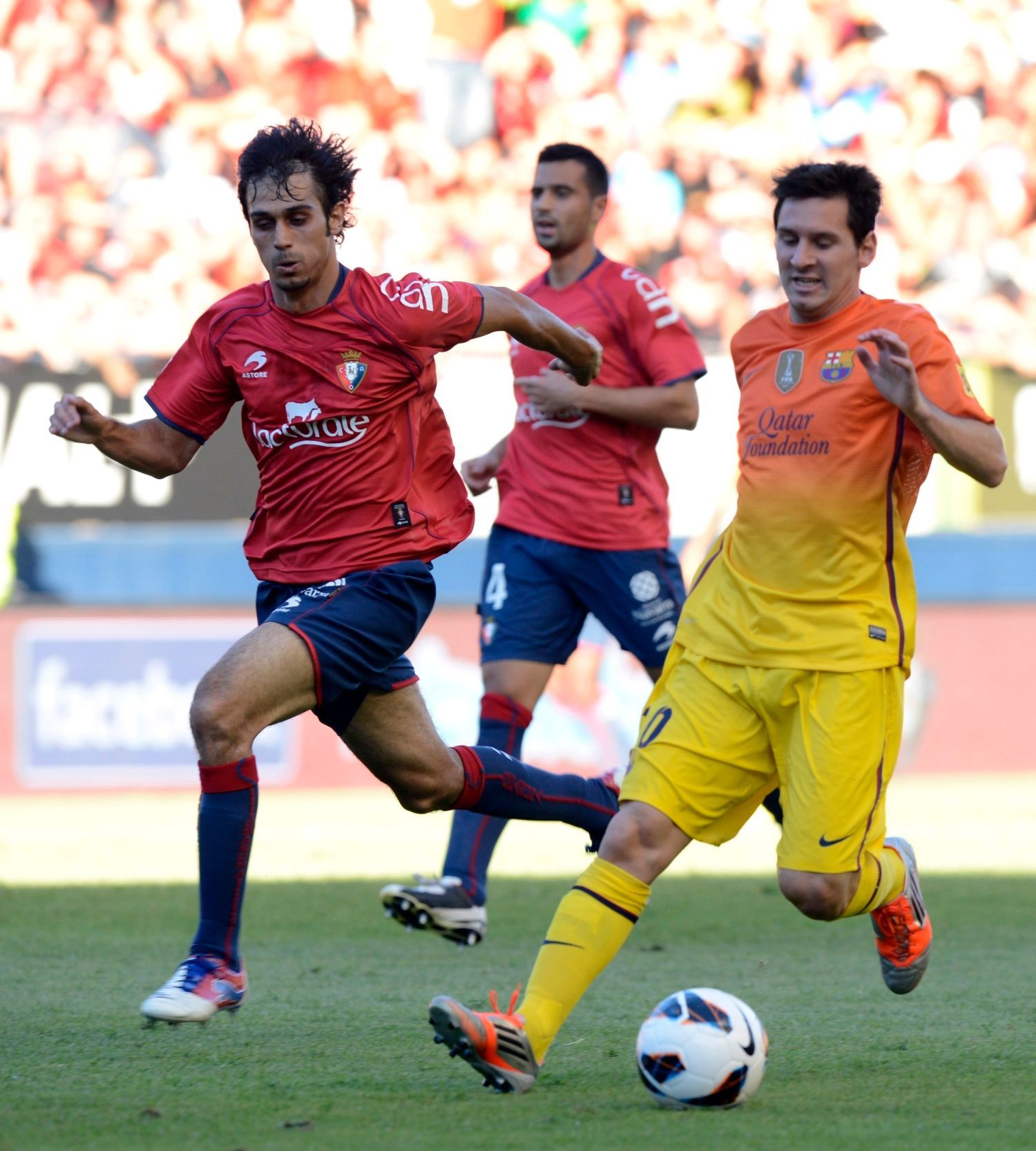Fotbalista Barcelony Lionel Messi běží vedle Alajandra Arribase v utkání La Ligy 2012/13 s Osasunou.