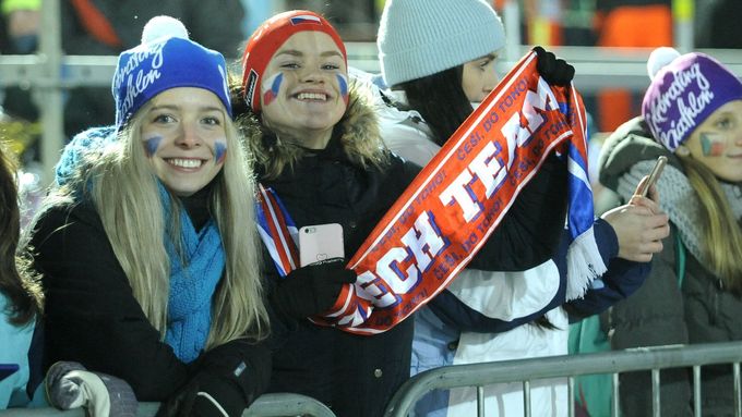 České fanynky své hlasivky nešetřily, ale úvodní závod v Novém Městě domácím závodníkům velké úspěchy nepřinesl.