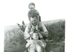 Malý Jan Palach (nahoře) s otcem, bratrem a psem Astorem. 