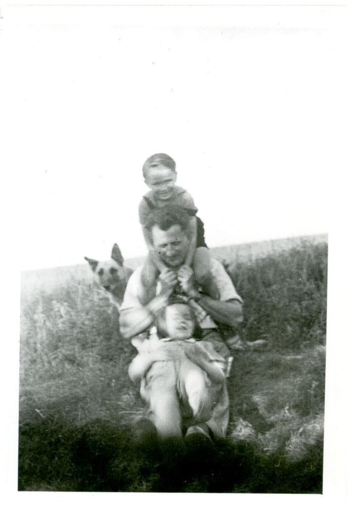 Jan Palach s tatínkem, bratrem a psem Astou (1954)