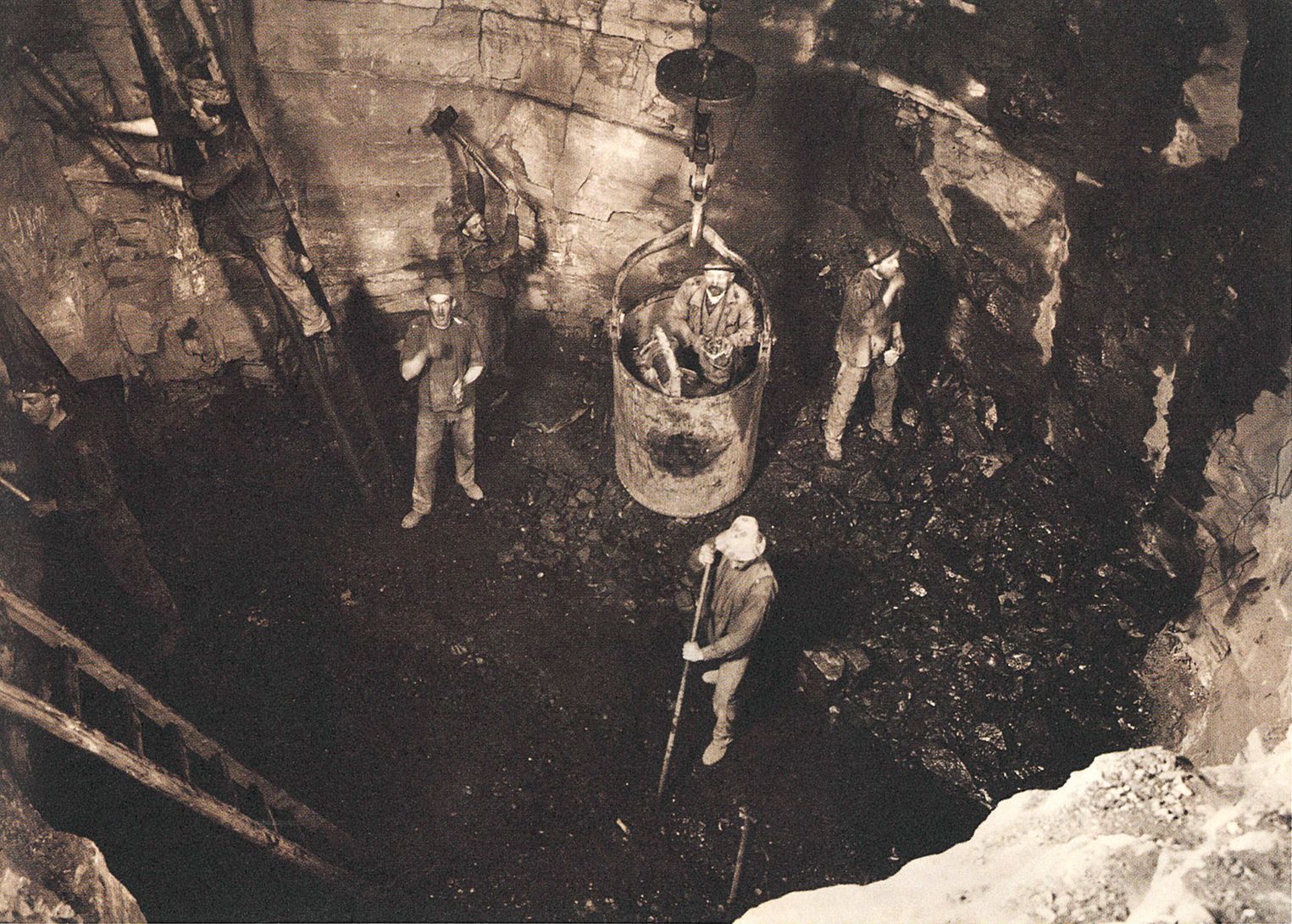 Kniha, Vzhůru dolů - Fotografické album průmyslového a kulturního dědictví uhelného hornictví ostravsko-karvinského revíru, Ostrava, Karviná, hornictví, historie, Magazín, Foto