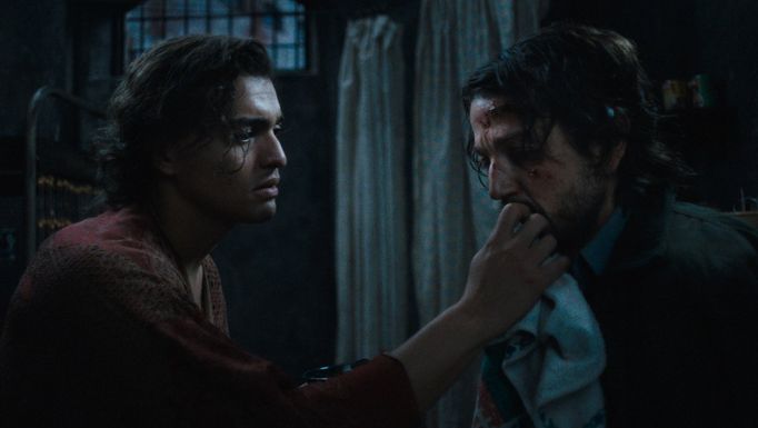 Tonatiuh jako Molina a Diego Luna v roli Valentina ve vězení ve filmu Polibek pavoučí ženy.