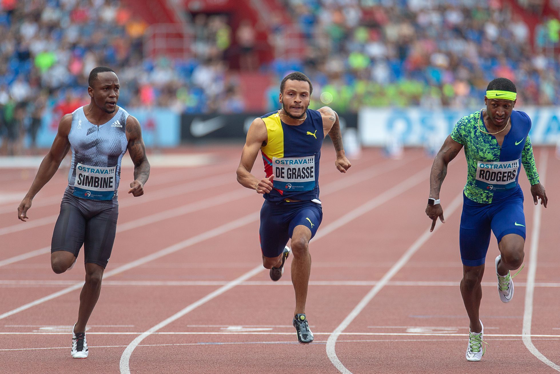 Zlatá tretra 2019, sprint na 100 metrů: Zleva Akani Simbine (JAR), Andre De Grasse (Kanada) a Mike Rodgers (USA)