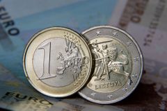 První měsíce s eurem. Zlevnily potraviny, zdražily služby