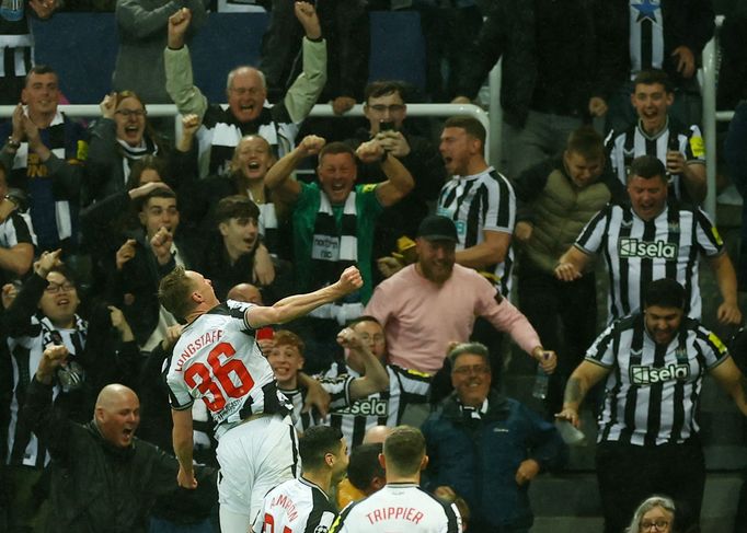 Newcastle - Paris St. Germain, Liga mistrů (Sean Longstaff)