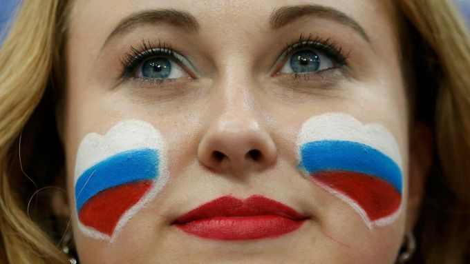 Dojetí ve tváři ruské fanynky na konci finále šampionátu. Podívejte se na nejkrásnější fotky.
