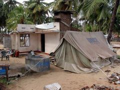 Ti, kteří se do vesnice na pláži odvážili vrátit, žijí ve stanech, jako je tento.