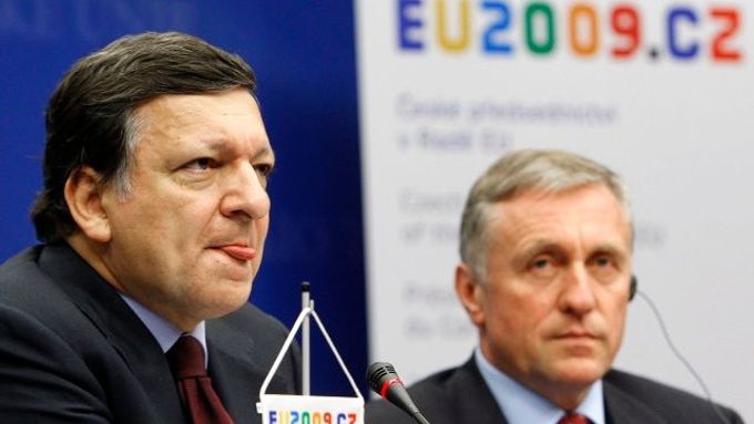 Evropská komise je přesvědčena, že to Češi nějak zvládnou. V Praze je nálada paradoxně skeptičtější (na snímku předseda Evropské komise José Manuel Barroso s Mirkem Topolánkem)