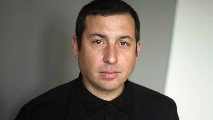 Tommy Orange byl na Bookerovu cenu nominován jako první americký autor, jenž má kořeny u původního obyvatelstva USA.